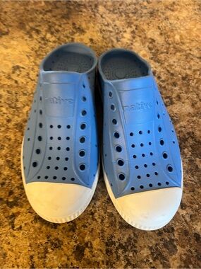 Native Jefferson Clogs Slip-On Kids Shoes in Blue with White Toe